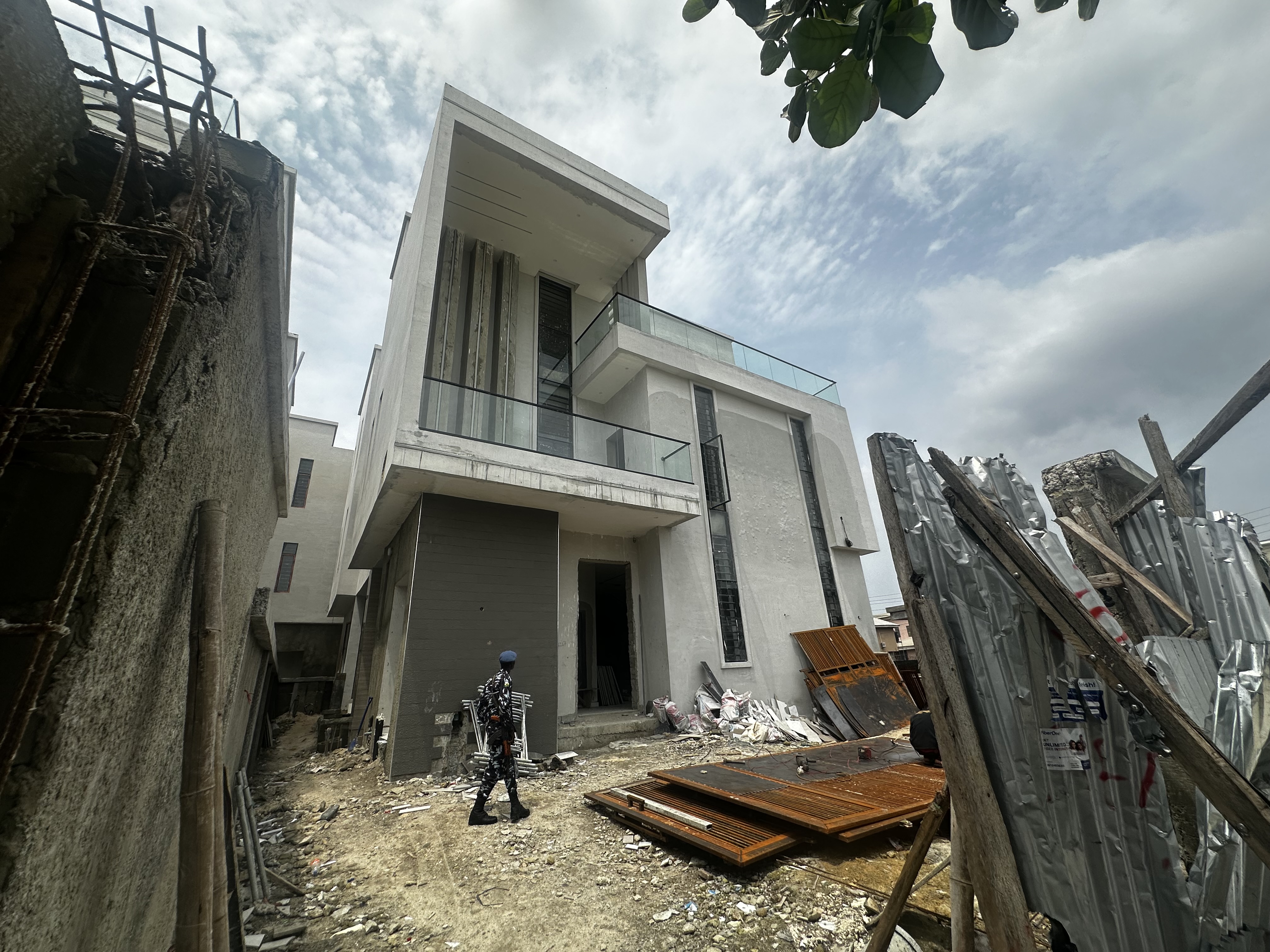 Luxury 6-Bedroom Detached Duplex with Automated Gate & Swimming Pool in Amuwo Odofin - homes listing for ₦600,000,000