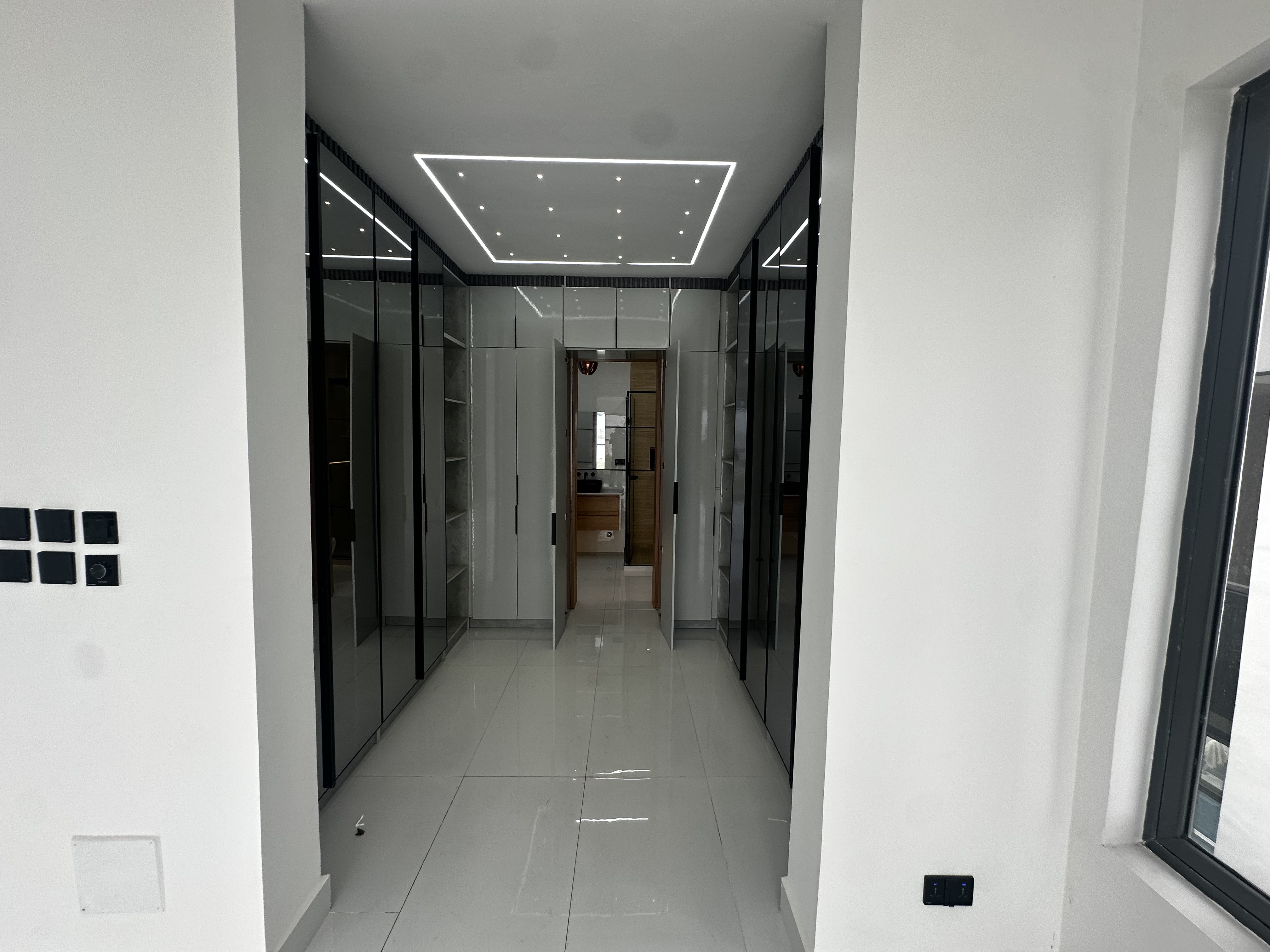 Stunning 5 Bedroom Detached Duplex with Gym, Pool and Cinema, image 8 of 13