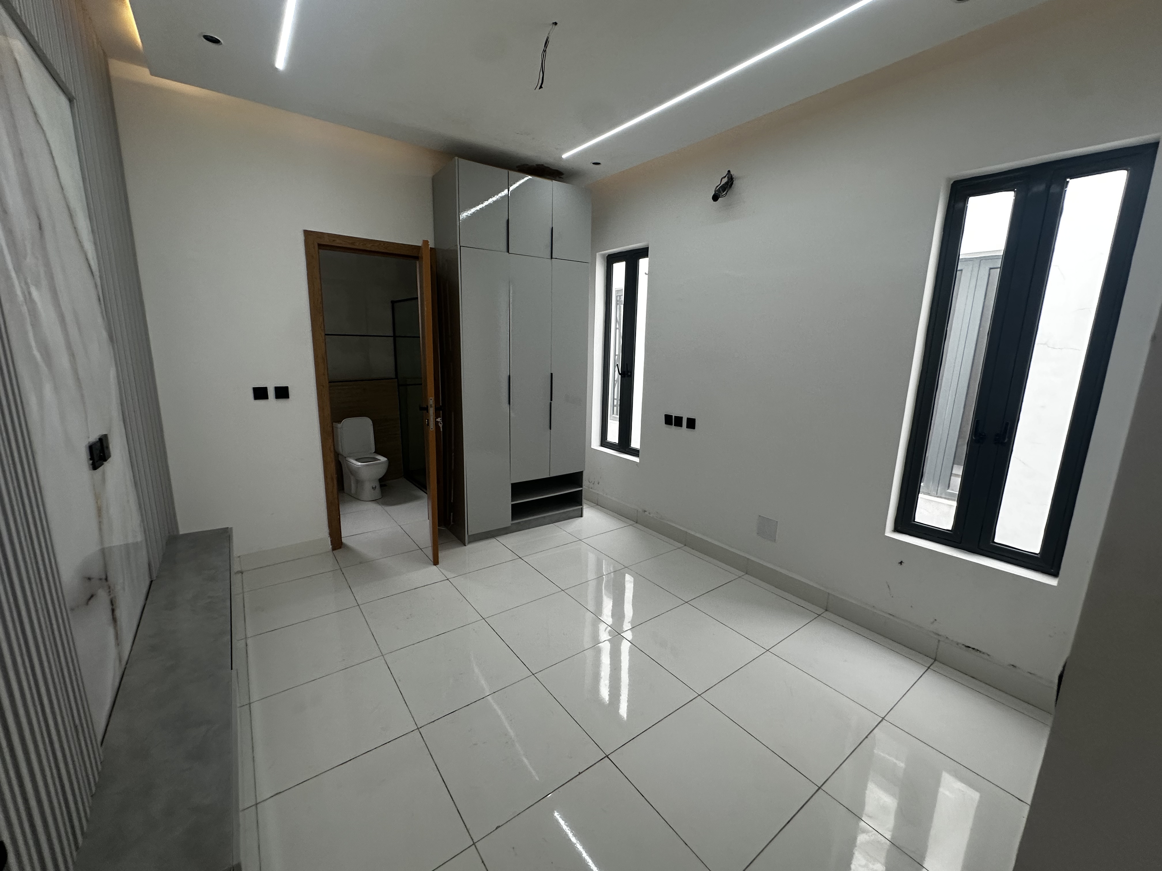 Stunning 5 Bedroom Detached Duplex with Gym, Pool and Cinema, image 11 of 13