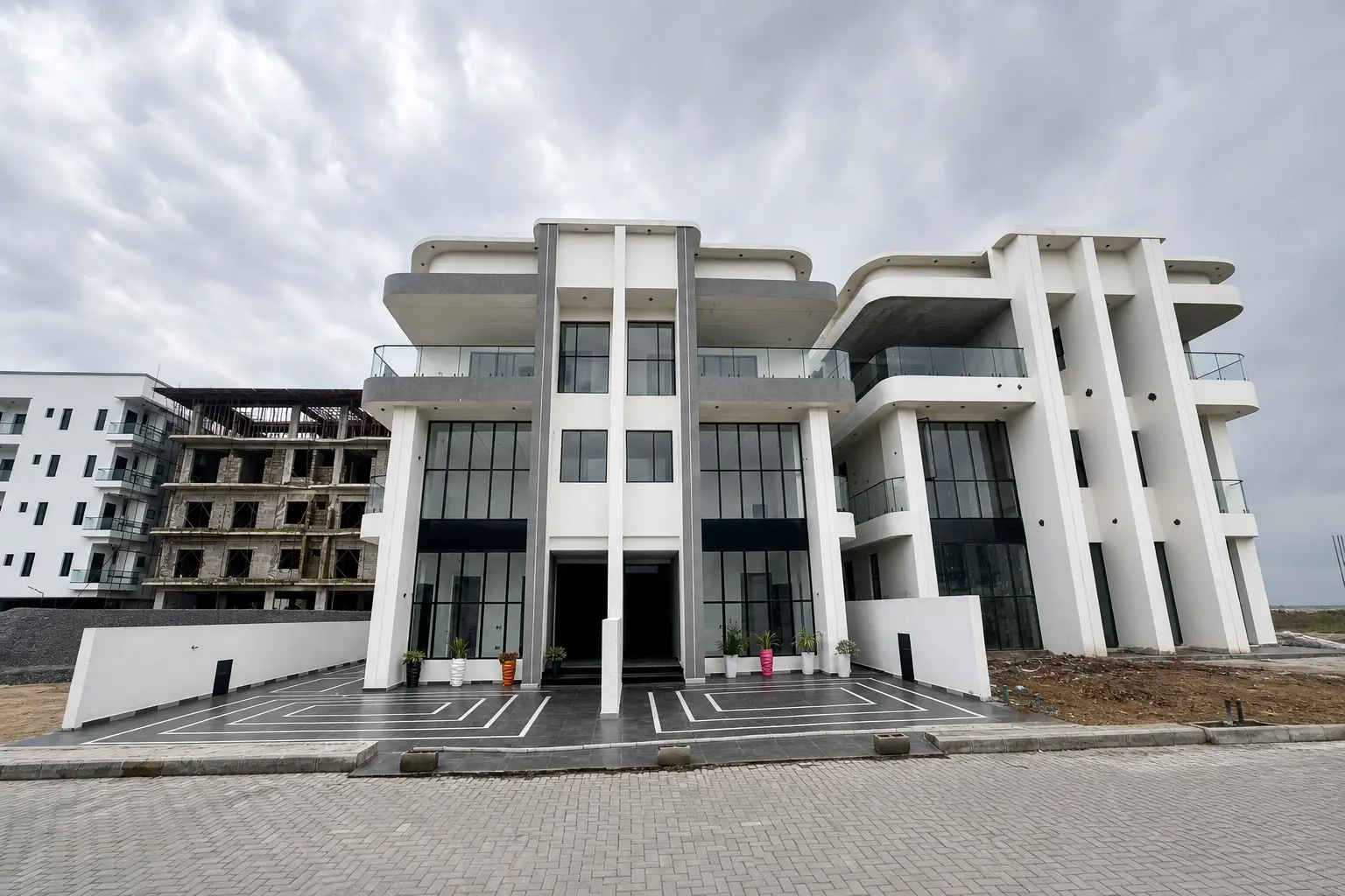 Luxury 5-Bedroom 3-Storey Terrace Duplex with Pool Access in Lekki Phase 1 - homes listing for ₦750,000,000