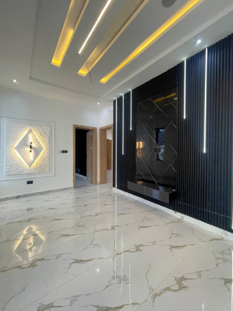 Beautiful 5 Bedroom Detached Duplex with an office space and a Pool, image 4 of 15