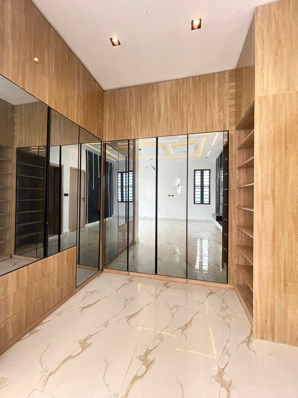 Beautiful 5 Bedroom Detached Duplex with an office space and a Pool, image 12 of 15