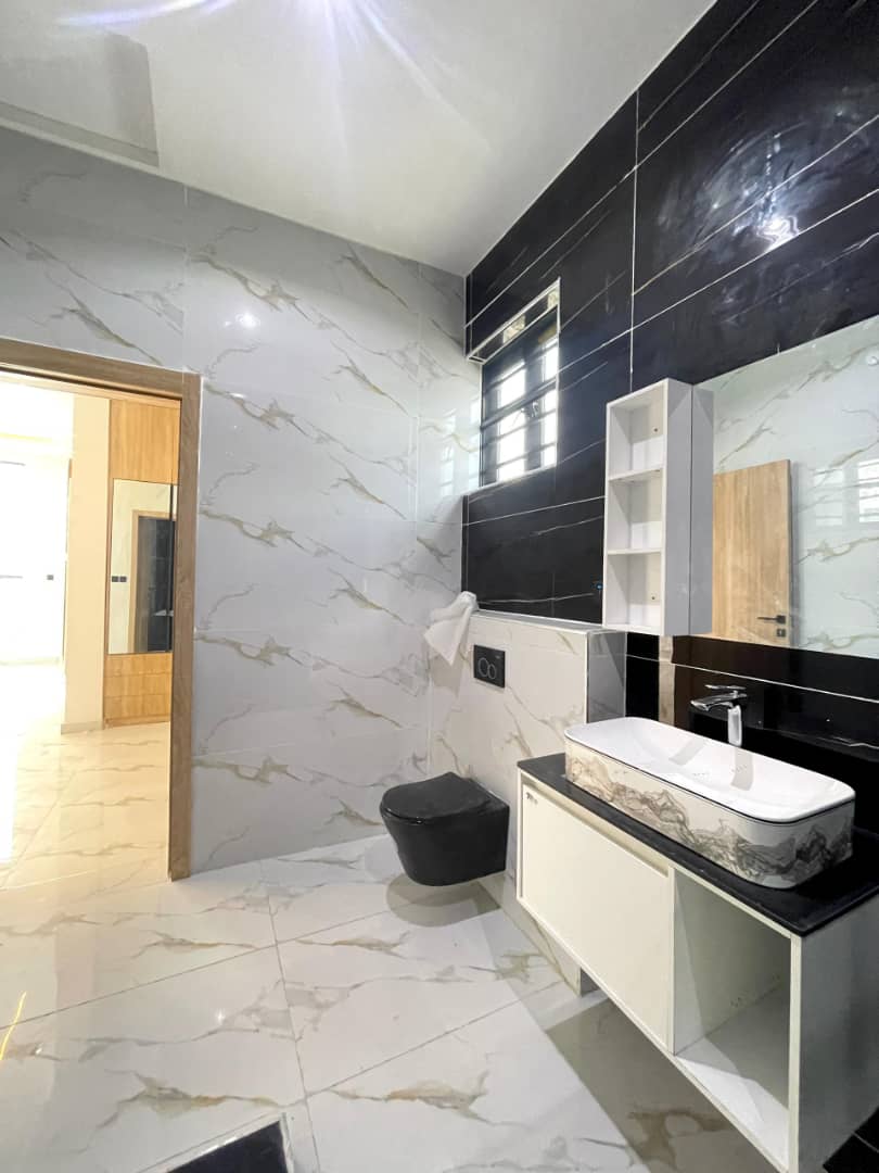 Beautiful 5 Bedroom Detached Duplex with an office space and a Pool, image 5 of 15
