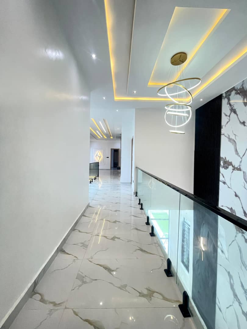 Beautiful 5 Bedroom Detached Duplex with an office space and a Pool, image 15 of 15
