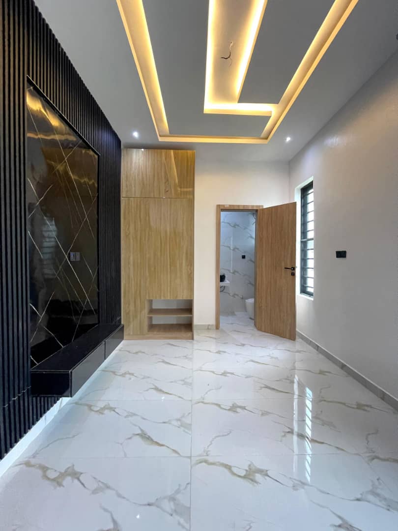 Beautiful 5 Bedroom Detached Duplex with an office space and a Pool, image 9 of 15