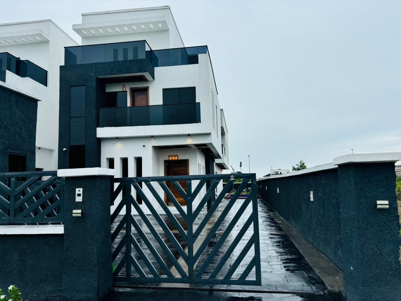Fully Automated 5-Bedroom Duplex with Penthouse Cinema & Smart Pool in Lekki Phase 2 - homes listing for ₦600,000,000