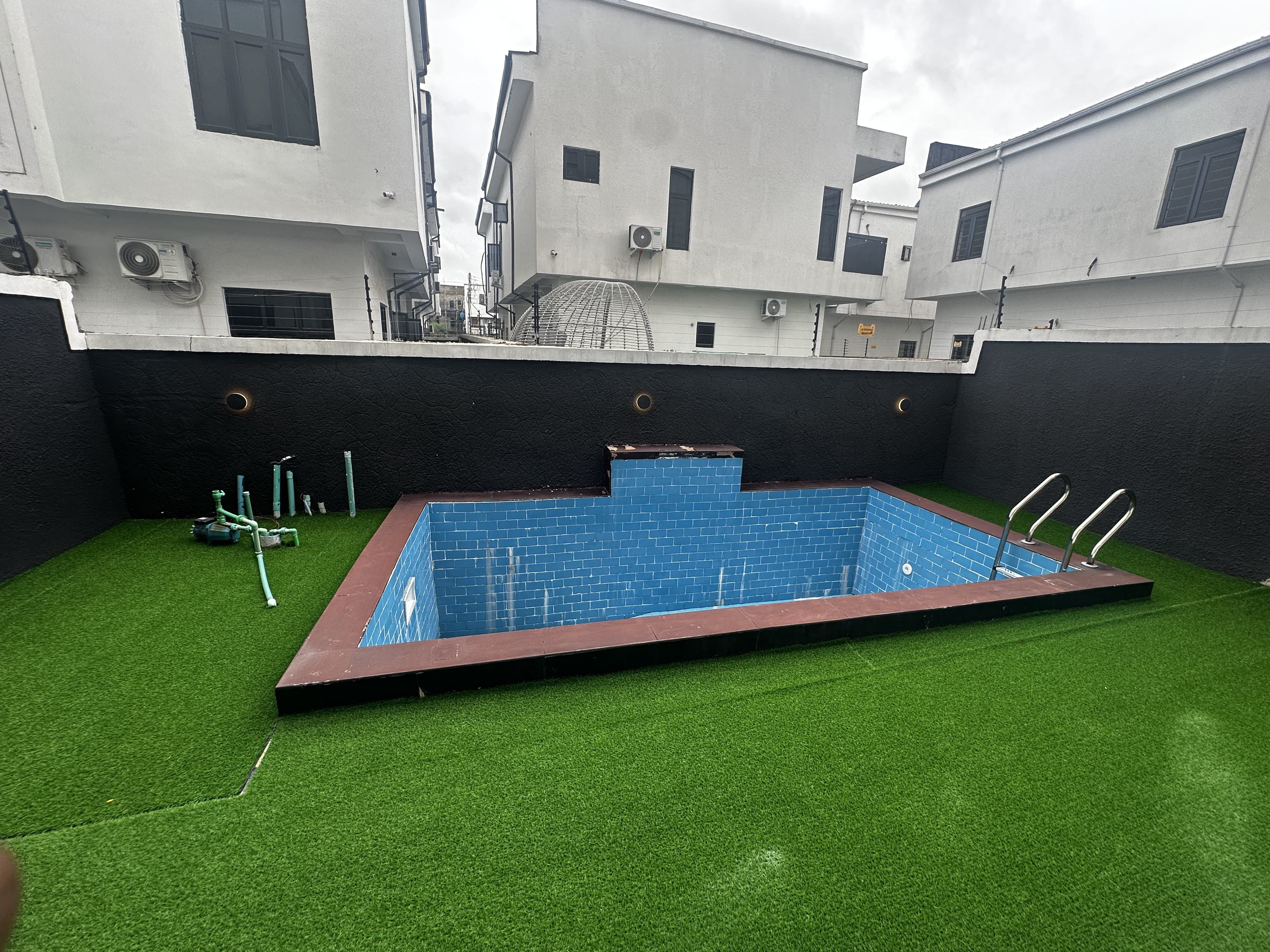 Amazing 5 Bedroom Detached Duplex with a Pool, image 4 of 11